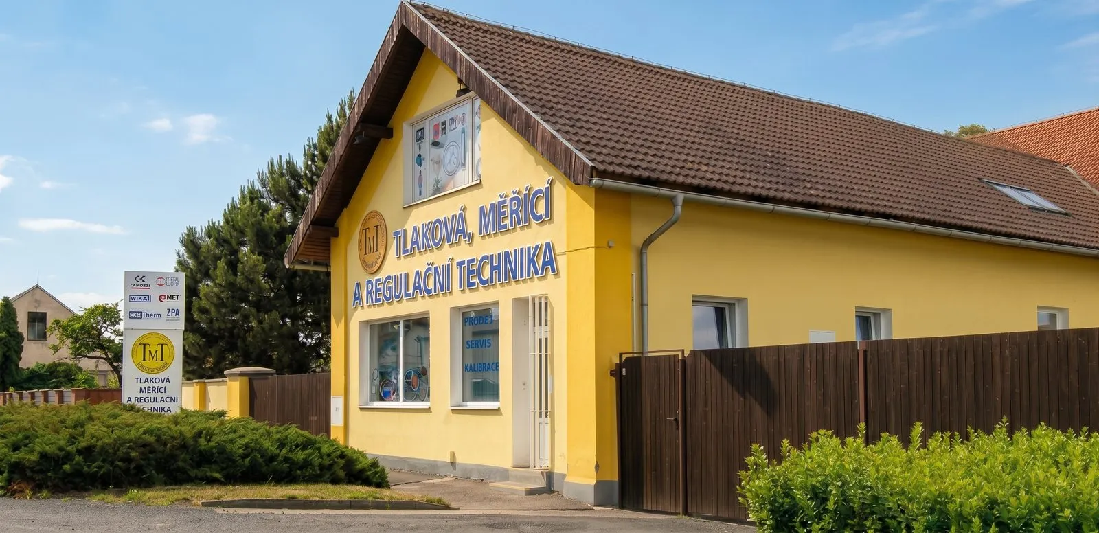 Budova provozovny TMT SERVIS v Sadské, pohled šikmo z ulice