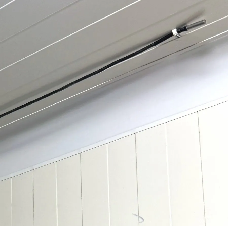 Kabel teplotní sondy vedený pod stropem chladicího boxu